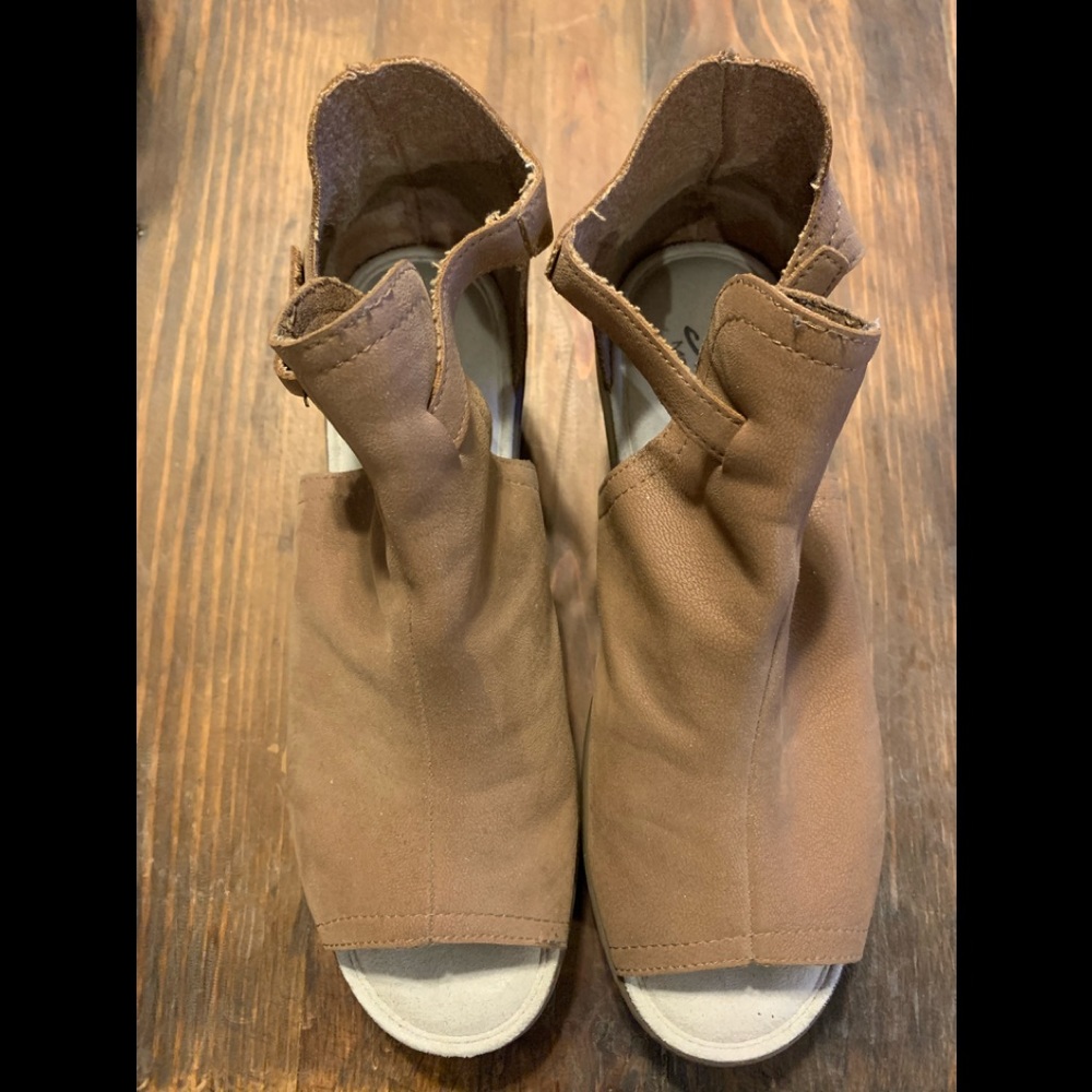 Skechers Tan Parallel-Cookie Cutter Peep Toe Quarter Cut Wedge Sandal size 7